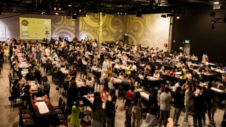 Over 900 People Played Monopoly Together in Australia, Set New World Record
